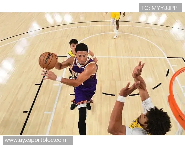 菲尔普斯现场观战湖人对阵太阳身穿布克签名鞋引关注